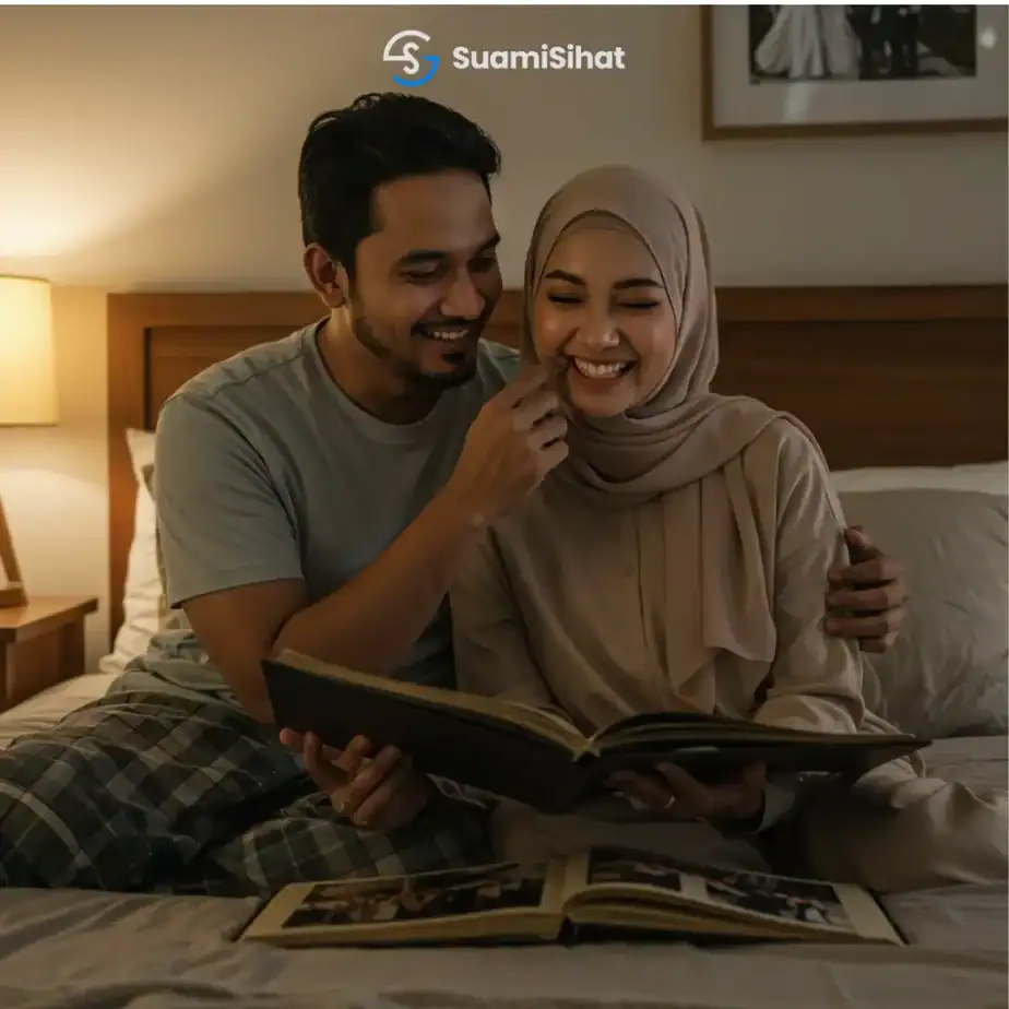 Suami-isteri-bermesraan-sambil-melihat-album-gambar-dalam-suasana-intim-di-malam-jumaat