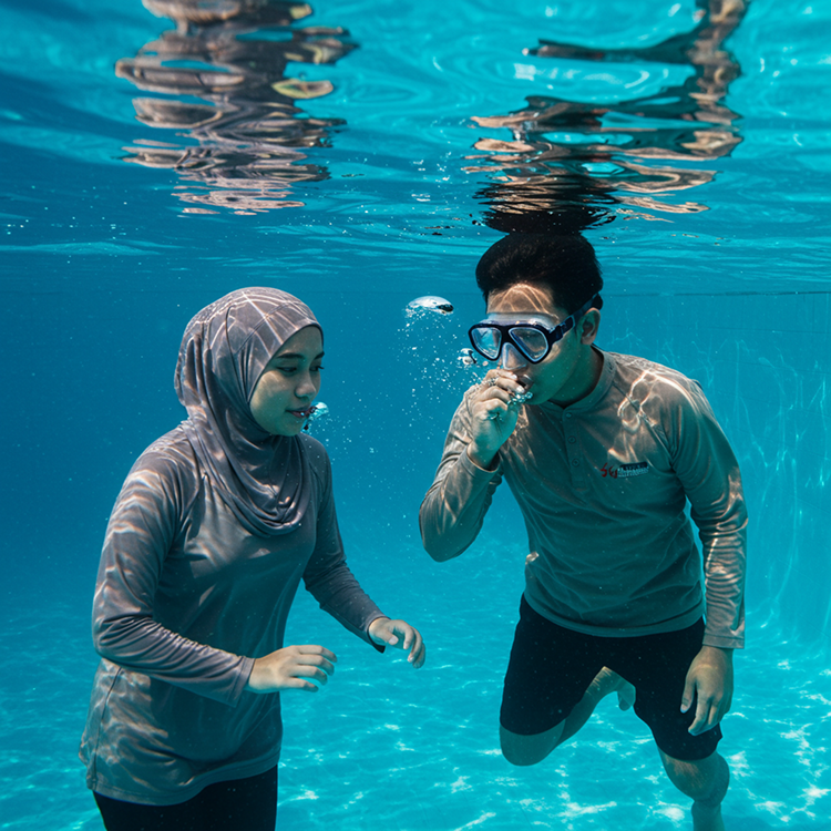 Amir lelaki stamina kuat sedang buat latihan pernafasan bersama isteri